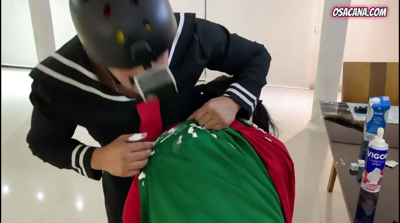 Kiko yarağının üzerinde örgü kırıyor
