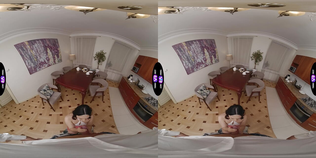 廚房慾火 Roxy 為飢渴男人獻上的辣味口交 - TmwVRnet
