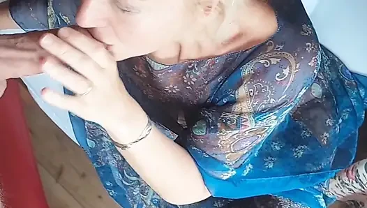 Selenas schneller blowjob schluckt zwischen der zeit
