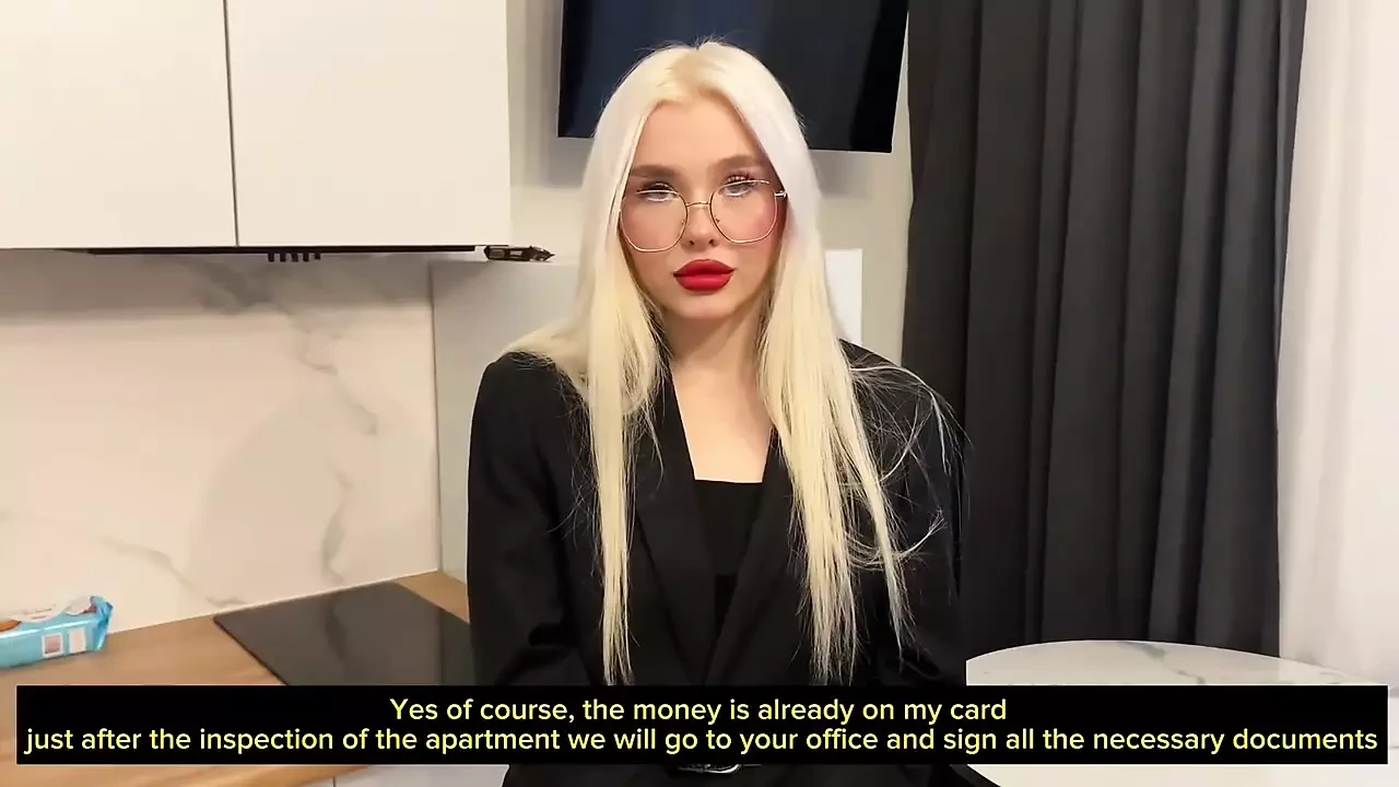 热辣的房地产经纪人Blondessa吞下鸡巴并被性交卖房子