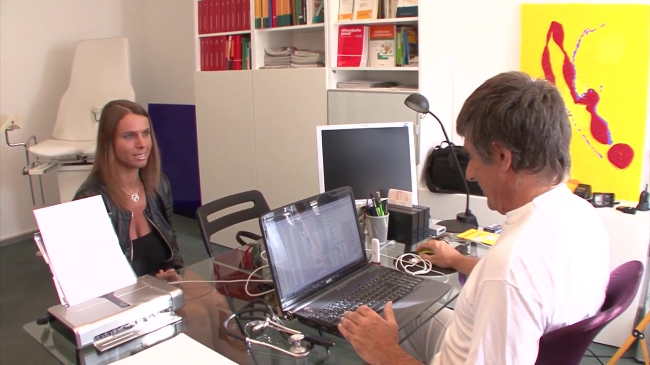 若い女性が医者に椅子の上で犯される