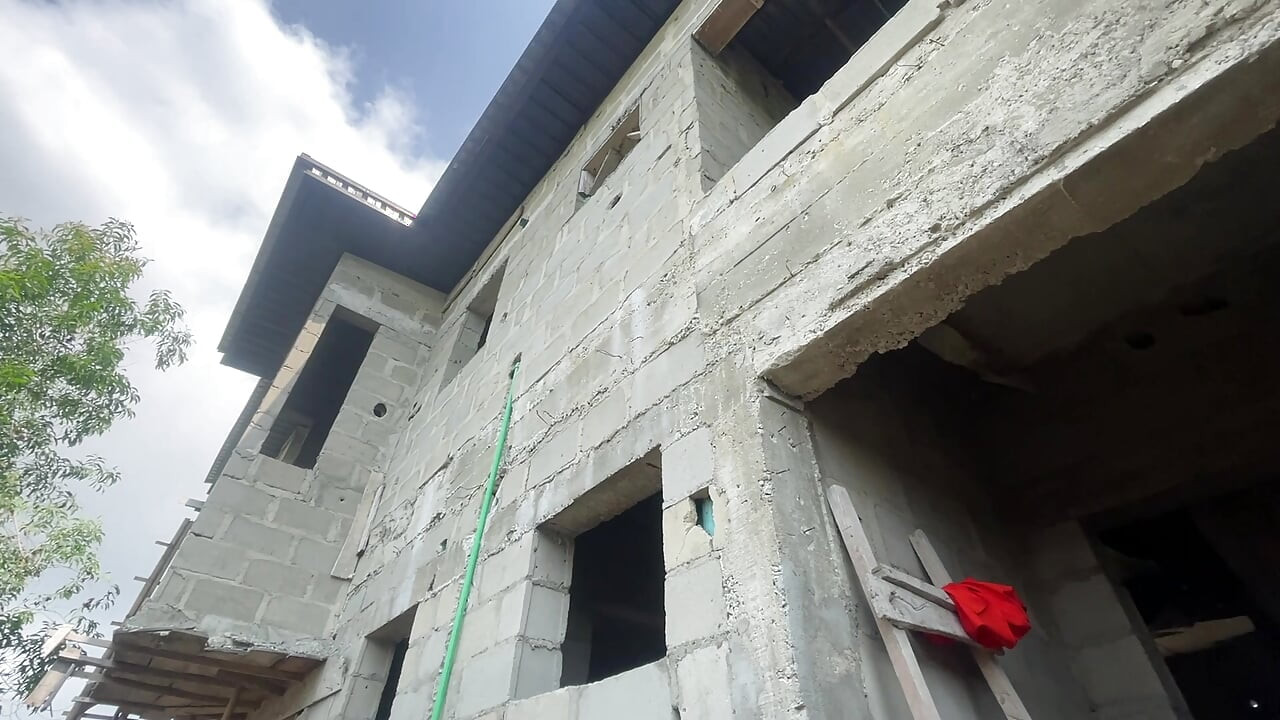 Мой муж трахает меня в нашем новом незавершенном здании