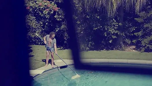 Intim sama cowok penjaga kolam renang - closer - film forplay