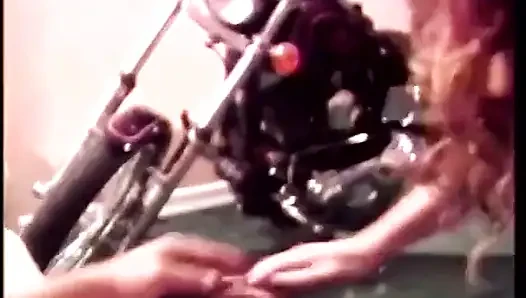 Jordan lee si cewek nakal dengan sepeda motor lagi nungging dan memeknya dientot dari belakang