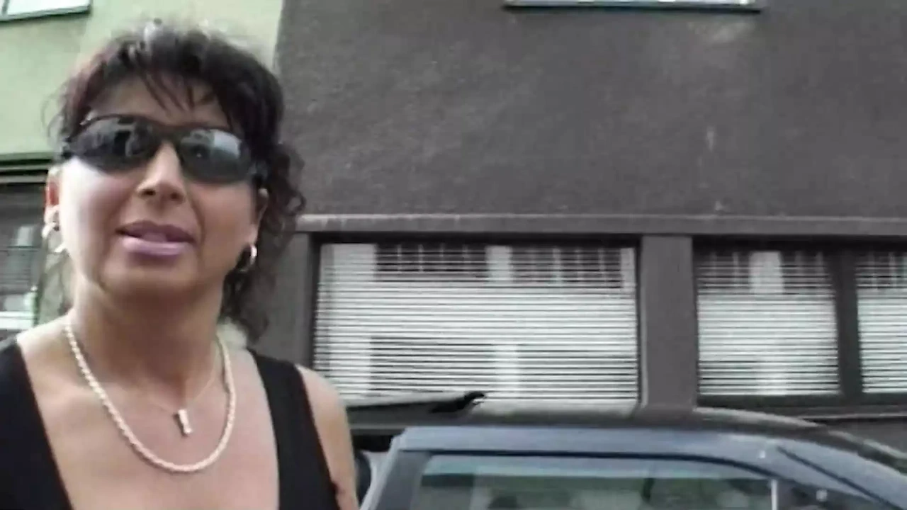 一个德国老太太喜欢在她的脸上得到温暖的精液