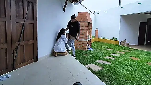 Я приехал в поездку, и моя жена приветствует меня, очень возбужденная