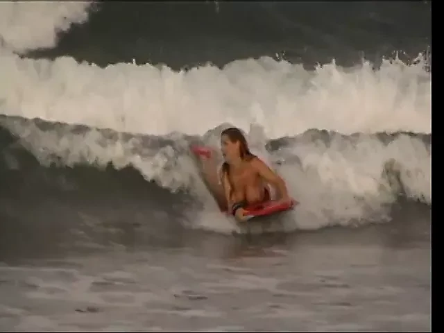 Sexo al aire libre en una isla tropical para esta hermosa rubia con un gran culo