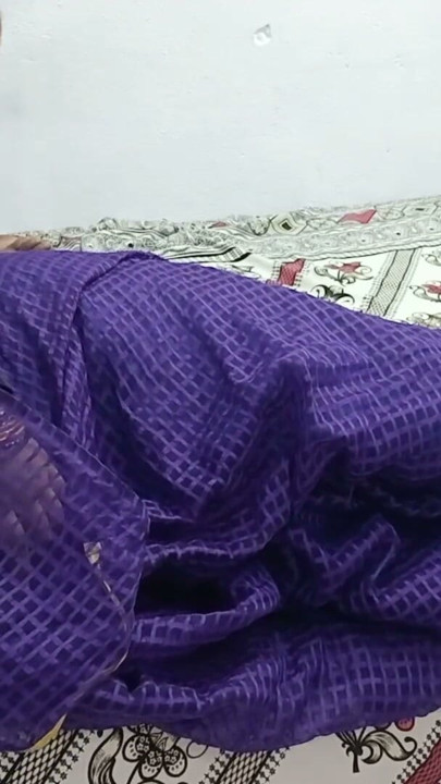 인도 타밀 계모는 배다른 아들과 침대를 공유했습니다. 그는 그녀를 이용하고 그녀를 존나게 따먹어 | 클립 1