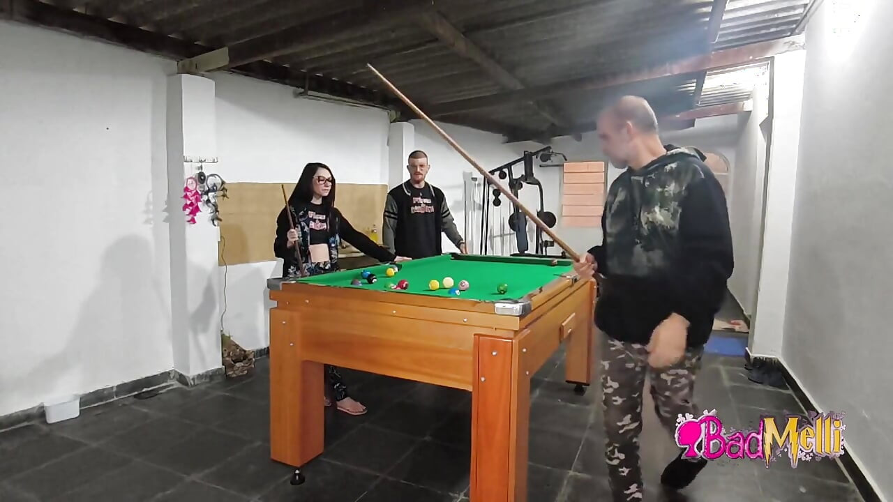 Ich spiele nackt Billard mit meinem Freund und meinem Schwiegervater