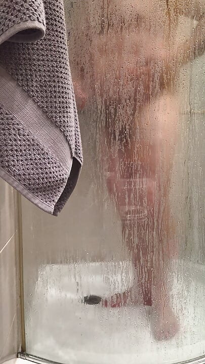 amateur shower ass and body cleaning. ass home lookong for a friend
