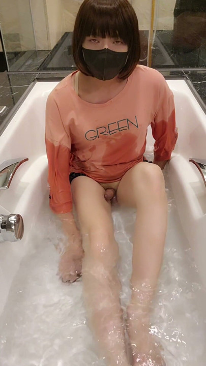 Shemale Ting xuan takes a bath in the bathtub wearing clothes | Clip 1