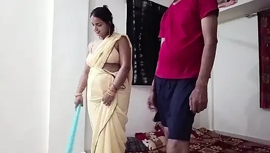 Riya Bhabhi was sweeping her master's house, the owner made sexual relations by talking sexy.