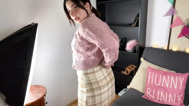 Сексуальная татуированная модель grwm примеряет колготки и просто нижнее белье