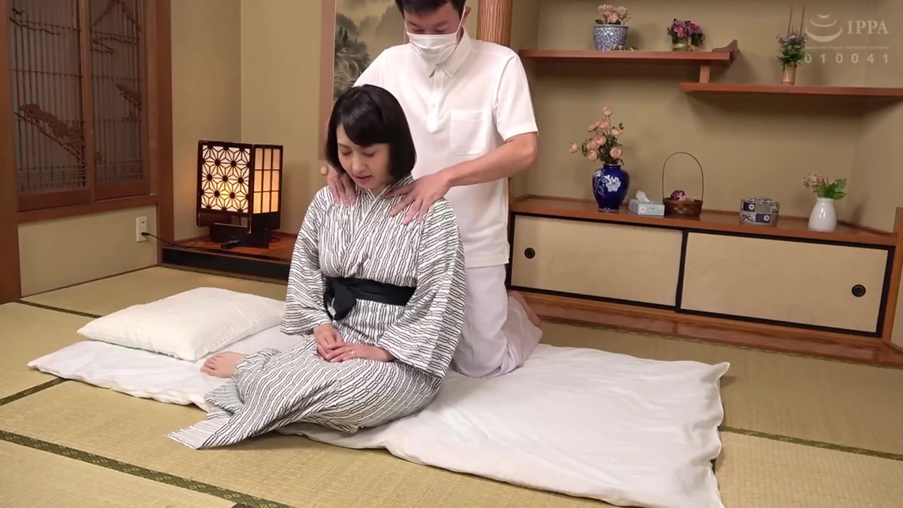 温泉宿で人妻が堕ちる！ オイルマッサージ師2