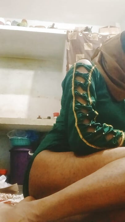 Green suit main sexy dikhti hui urvashi rani