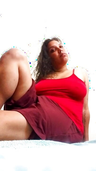 Молодая шлюшка играет с собой