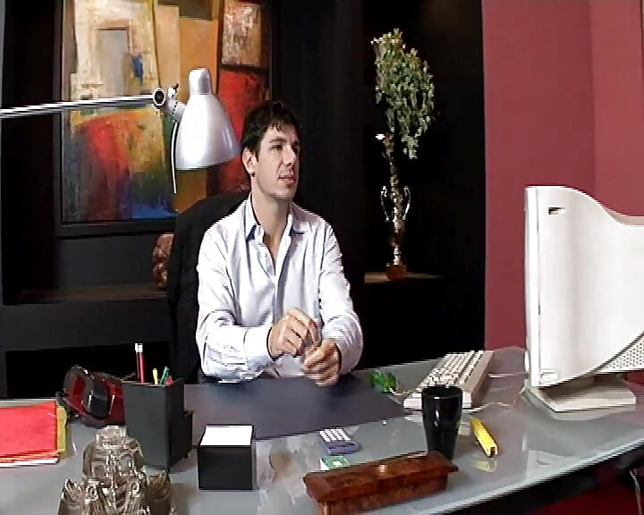 Linda Murray là thư ký của một nhân vật rậm lông,