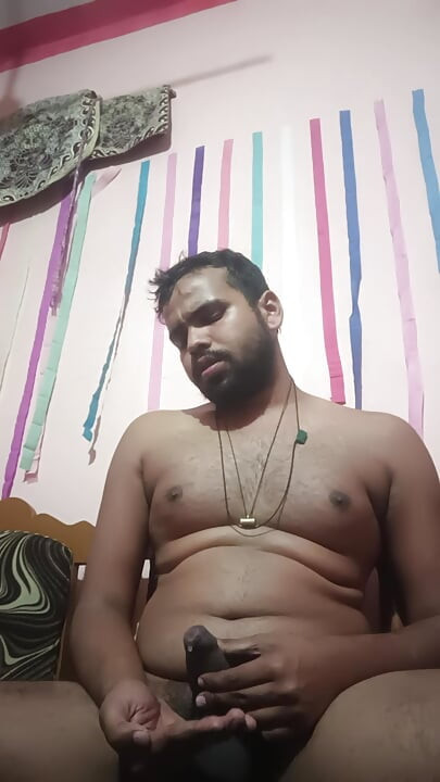 सोफे पर एक एकल भारतीय इस्माटदेव का जोरदार हस्तमैथुन हुआ