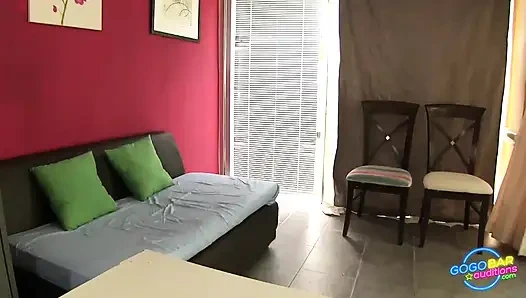 Çekici Asyalı kız dans performansından sonra sikiliyor