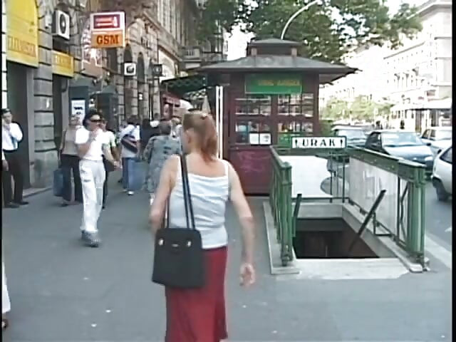 Zrela plavuša gladna kurca se ljube sa svim posetiocima kupatila