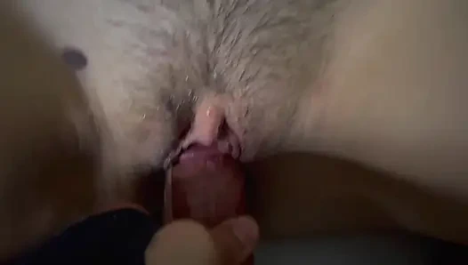 Он вытягивает мои волосы сзади своей силой и трахает меня