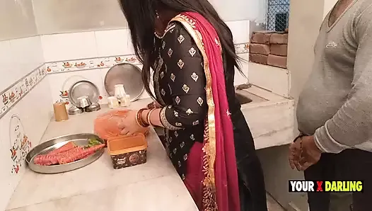 Une belle-mère punjabi se fait baiser dans la cuisine en faisant le dîner pour son beau-fils