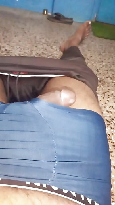 Ấn Độ ngực to với hôn trai đồng tính ngoài trời