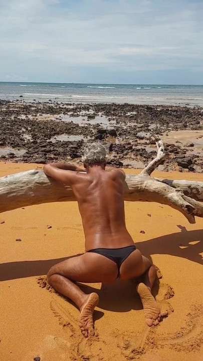 Ladysilva en bragas en la playa