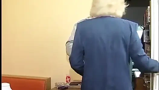 Зрелой блондинке-шлюшке вспахали киску