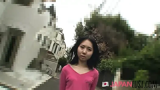 Японке с маленькими сиськами раздвигают киску в любительском видео