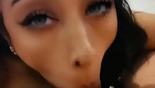 Betrügende Ehefrau Blowjobs, bis sie in ihren Mund kommt