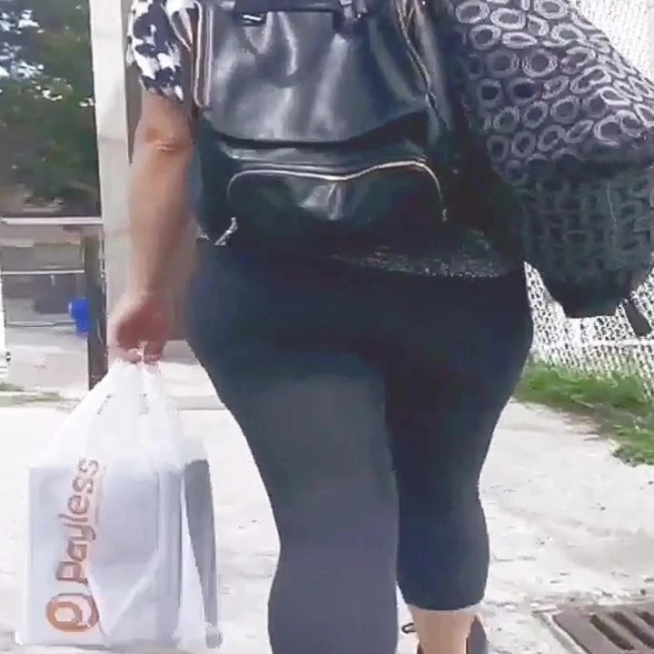pawg in grey leggings