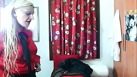 Siyah çoraplı seksi sarışın iki sapık adama yumruk sokuyor