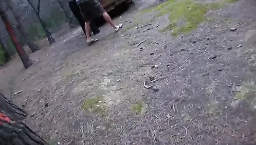 Arabada açık havada sikiş, sert ve kalpli