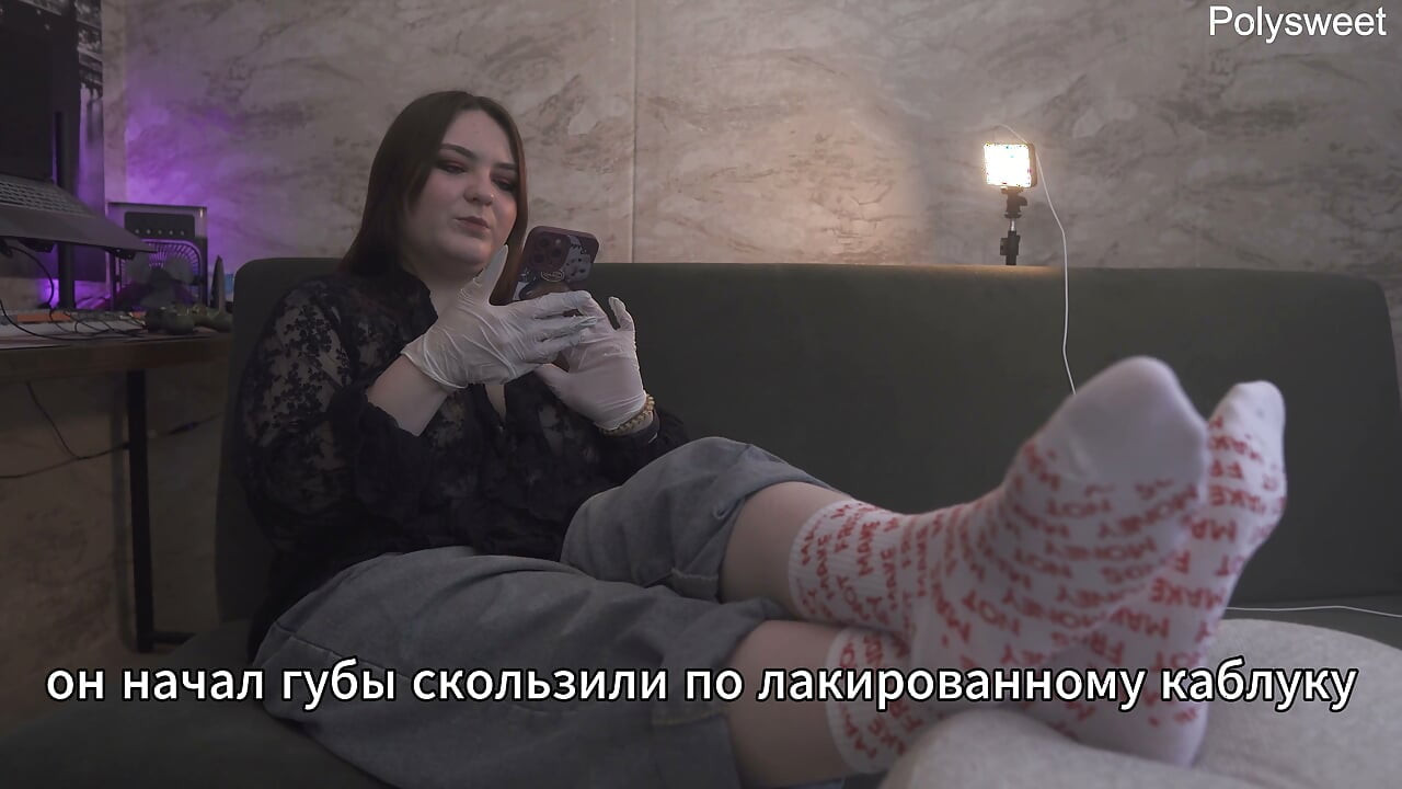 Poveste porno SP - Fata cu mănuși din latex a futut un tip cu strapon și pizdă (rusă, femdom, cunnilingus, pegging)