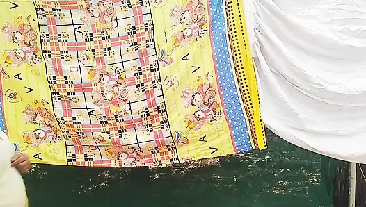 Beyaz Hintli giyinmiş tatlı kız seksi vücudunu gösteriyor, tamamen çıplak
