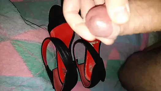 Yüksek topuklu ayakkabılar boşalıyor