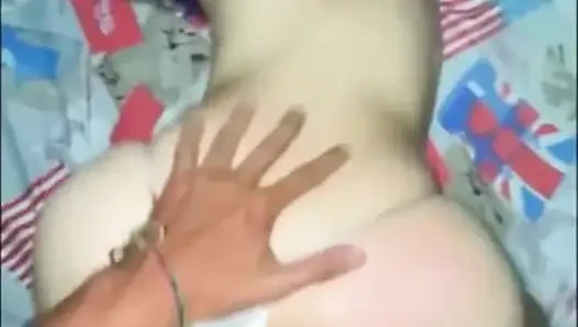 Erkek arkadaşı uzaktayken Asyalı tangalı bir tarafı çabucak sikişiyor