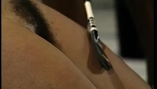 Kırbaçlanan Alman zenci bebek bağlı