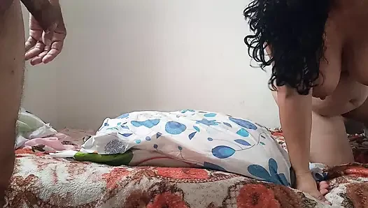 Ibu semok india yang super sange lagi asik nyepong kontolku dan nyepong kontolku dengan ganas