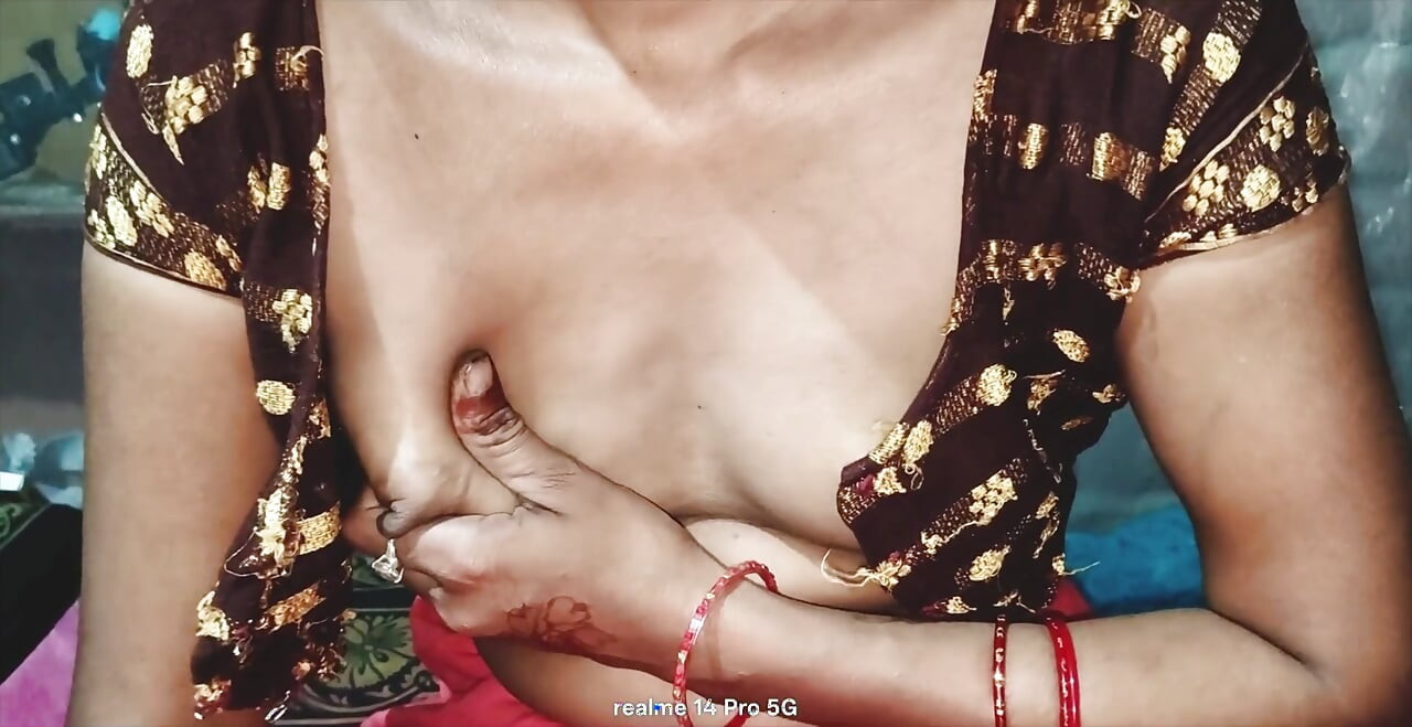 美丽的印度性感人妻的热辣阴道和胸部表演