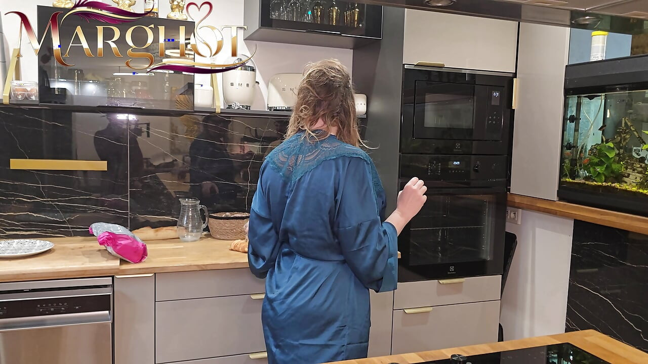 Morgendreier beim Frühstück Mein Mann und mein Liebhaber ficken meine Muschi auf dem Tisch