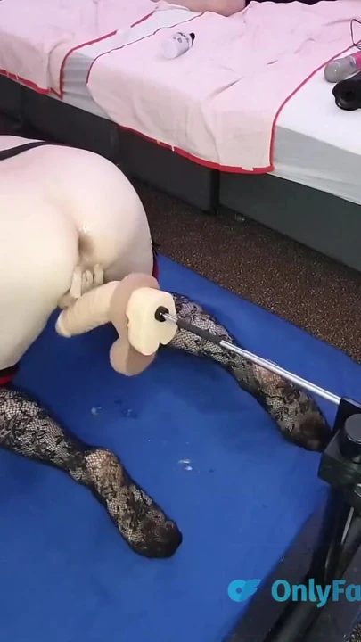Moment de neuitat de la "Un vibrator imens oferă o matură sexy englezoaică orgasme anale multiple pe mașina de futut"