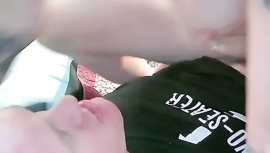 Tante seksi nyepong kontol suaminya setelah kerja seharian