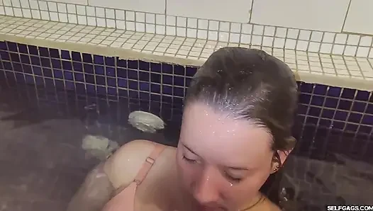 Check-in bis kink - Teil 2: Von Händen in der Wanne kontrolliert