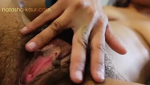 Klitorisimi ovuyorum ve çok şişiyor ve kıllı amcığım çok ıslanıyor