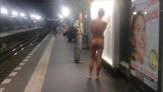 Nackt in der U-Bahn