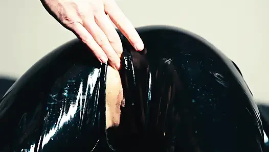 Dia menyentak vaginaku dengan jari di pantatnya