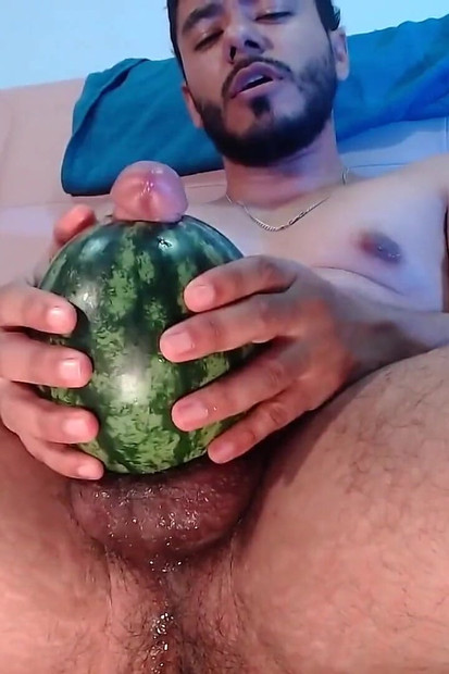 イキしてイって、私がオナニーしてイきながらこのスイカを抱くのを見てて