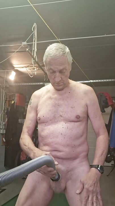 DADDY NO HANDS VACUUMCLEANER SUCK DICK ANALTOY SEXSHOW FLYING CUMSHOT